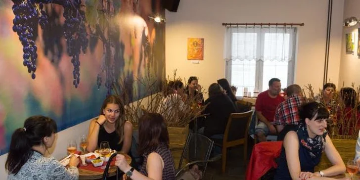 Romantické posezení pro dva: soukromá degustace vín a občerstvení při svíčkách