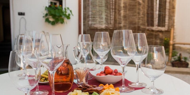 Romantické posezení pro dva: soukromá degustace vín a občerstvení při svíčkách