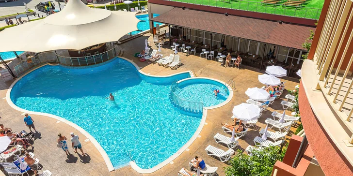 K hotelu patří bazén s oddělenou částí pro děti. 