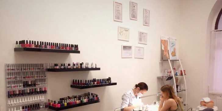 Aplikace gel laku či Shellacu značky OPI nebo Orly vč. manikúry