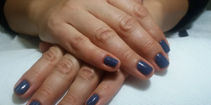 Péče o nehty: gel lak s manikúrou a masáží rukou v Legerově ulici