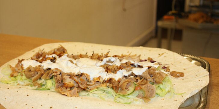 Dürüm kebab: Grilované maso se zeleninou v chlebové rolce