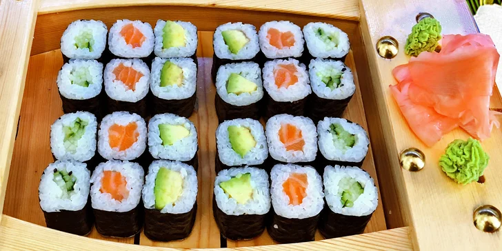 Nebude chybět ani sójová omáčka, wasabi a zázvor.