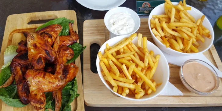 1 kg pikantních pečených kuřecích křidélek s hranolky a omáčkami