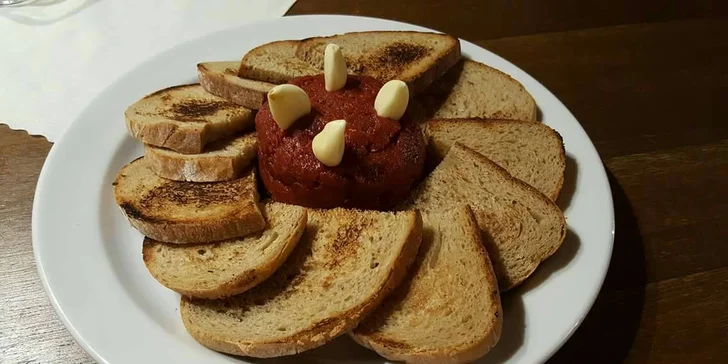 Skvělá pochoutka k pivu: 500 g tataráku z roštěnce a topinek, kolik sníte