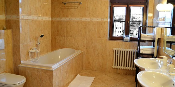 Čekají vás i chvilky pořádné relaxace a pohody přímo u vás na pokoji – pro 2 osoby tu připraví konopnou koupel Carun. 