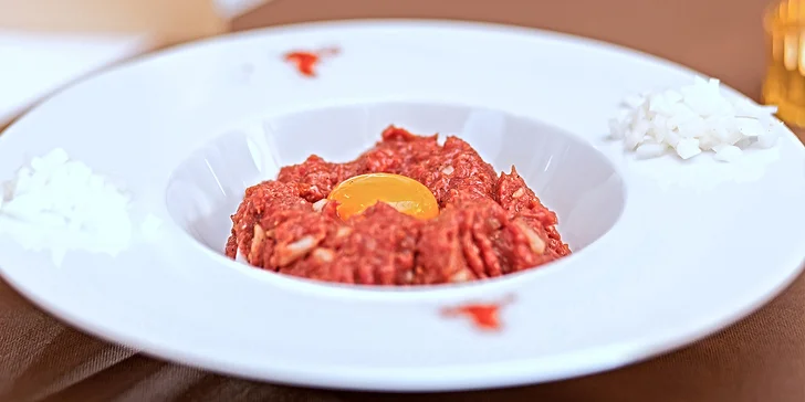 200g tatarský biftek podávaný s křupavými topinkami