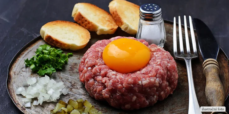 200g tatarský biftek podávaný s křupavými topinkami