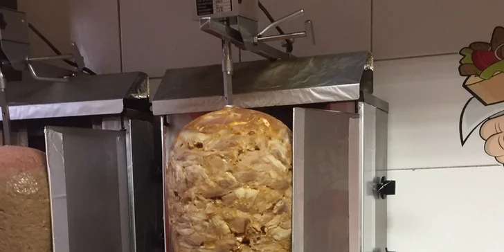 Chuť Turecka v krabičce Döner Box: kebab, hranolky a salát s dresinkem