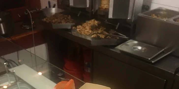 Chuť Turecka v krabičce Döner Box: kebab, hranolky a salát s dresinkem