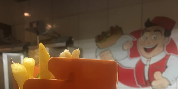 Chuť Turecka v krabičce Döner Box: kebab, hranolky a salát s dresinkem