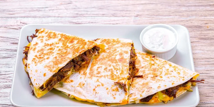 Na baštu k Tomovi – exotický burger se vším všudy, quesadilla, pivo i churros