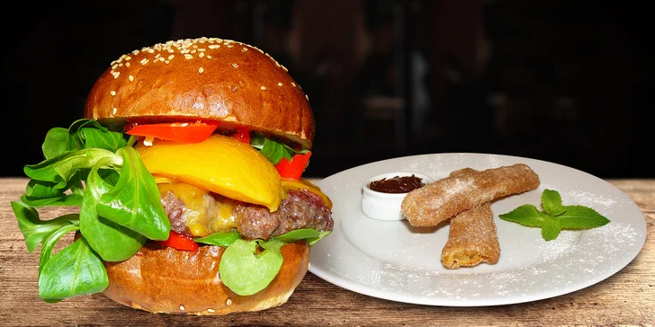 Na baštu k Tomovi – exotický burger se vším všudy, quesadilla, pivo i churros