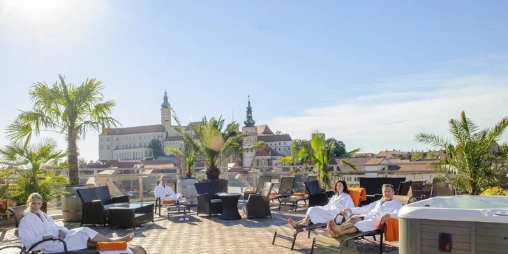 Luxusní relax v Mikulově: střešní wellness s bazénem i saunový svět
