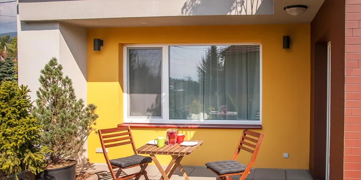 Súčasťou apartmánu je aj terasa, na ktorej si vychutnáte šálku kávy alebo čaju. 