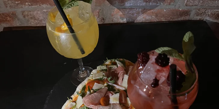 Dejte si drink třeba s mátou a pomerančem, rozmarýnem a grapefruitem či tymiánem, chilli a slaninou. 