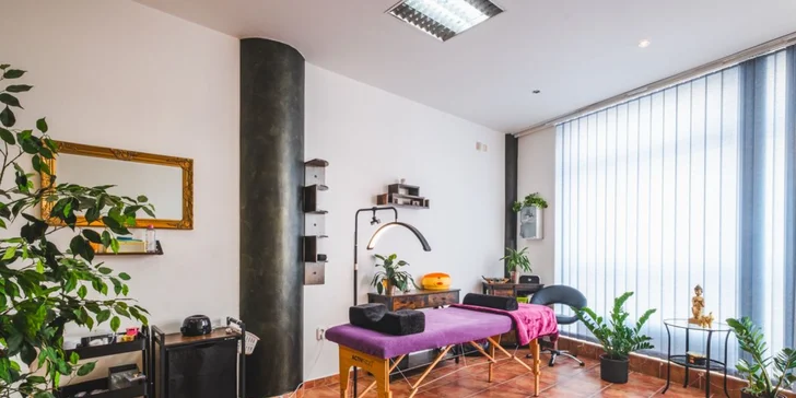 Laminace zvýrazní tvar vašeho obočí, dodá chloupkům objem a plný vzhled na několik týdnů až měsíců. 