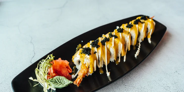 Dragon roll jsou zalité japonskou omáčkou a posypané kaviárem. 