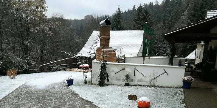 V podhradí Karlštejna: Příroda, klid a spousta turistických zajímavostí v okolí
