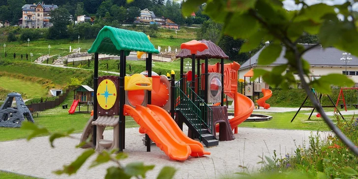Nemůže samozřejmě chybět dětské hřiště. 