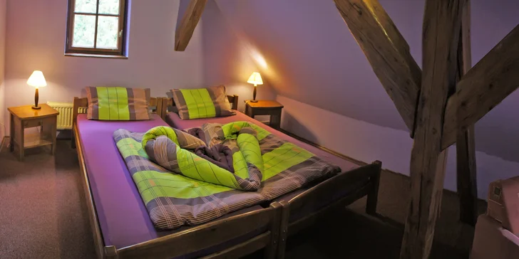 V podhradí Karlštejna: Příroda, klid a spousta turistických zajímavostí v okolí