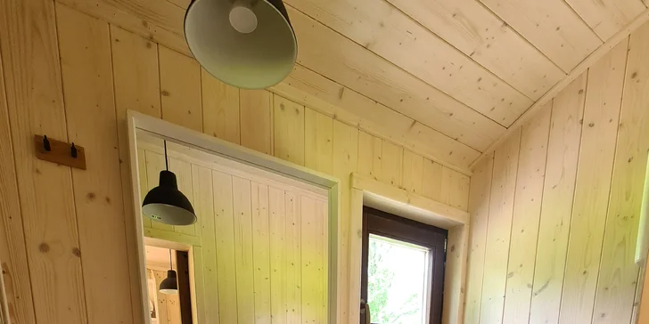 V maringotce je pak i vlastní koupelna se sprchovým koutem a toaletou.