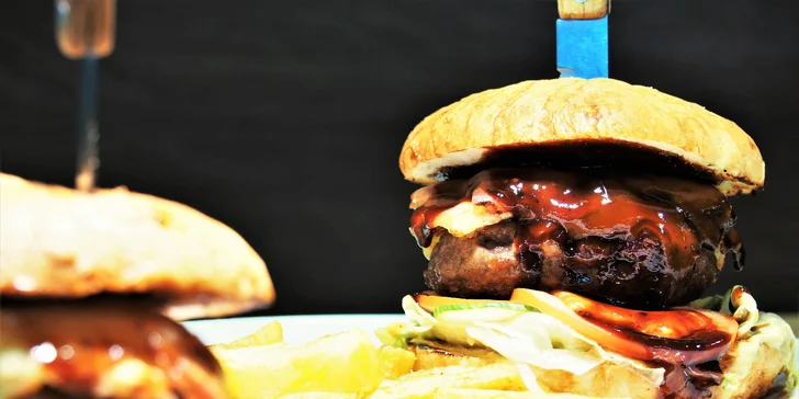 A jaké další dobroty jsou v burgeru? Třeba čedar, slanina a vejce. 