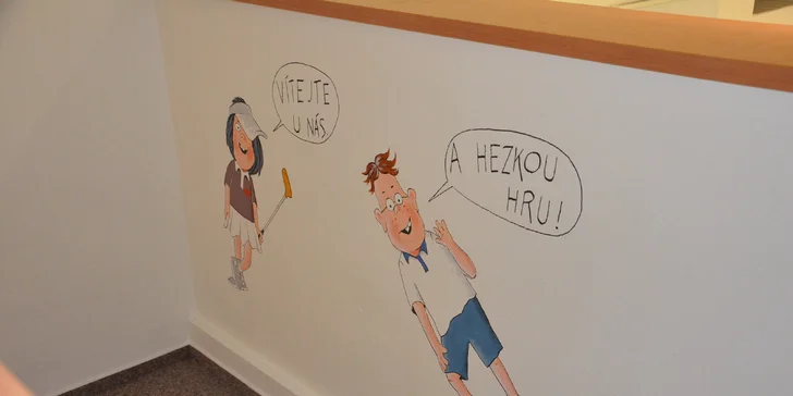 Adventure minigolf pod střechou: Hodina zábavy pro páry i celé rodiny