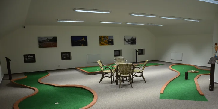 Adventure minigolf pod střechou: Hodina zábavy pro páry i celé rodiny