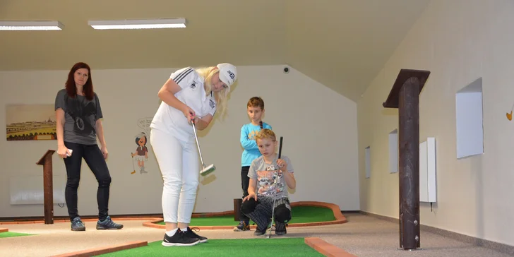 Adventure minigolf pod střechou: Hodina zábavy pro páry i celé rodiny