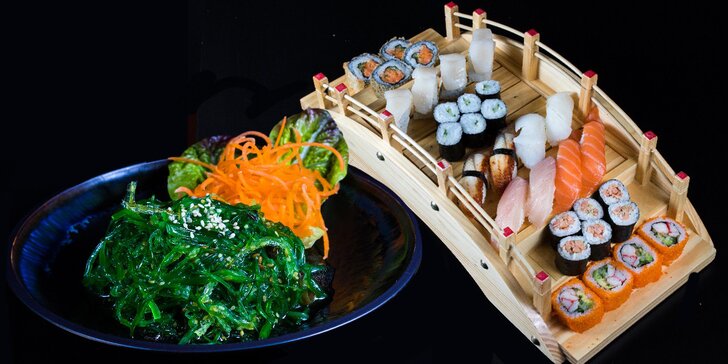 Lahodný sushi set s wakame salátem: losos, úhoř, hřebenatka i pikantní tuňák