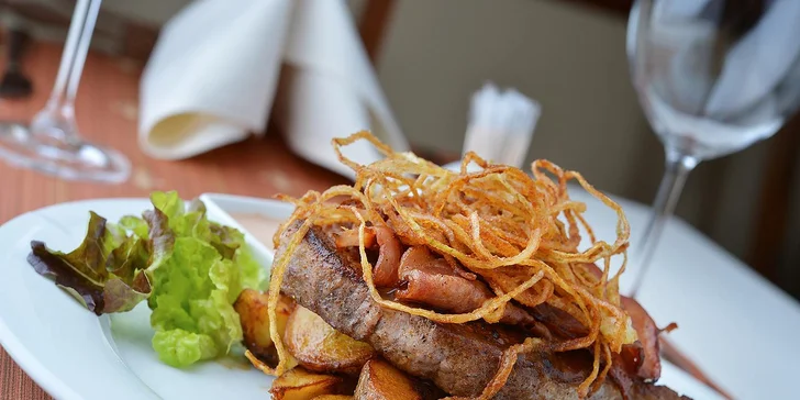 Luxusní romantický pobyt v Hluboké pro dva: Snídaně, skvělé menu i wellness