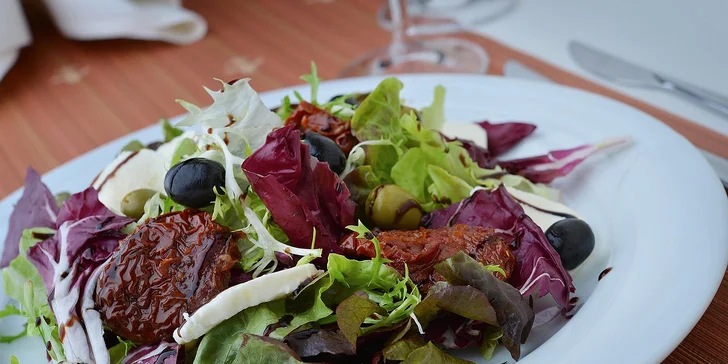 Luxusní romantický pobyt v Hluboké pro dva: Snídaně, skvělé menu i wellness