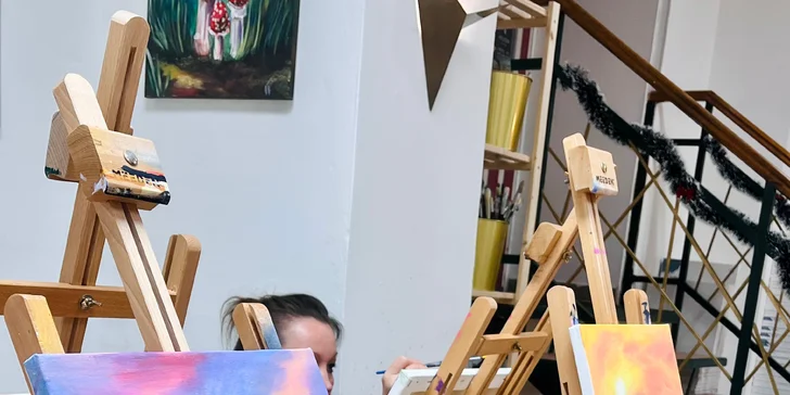 Připravená jsou tu plátna, barvy, štětce i zástěry, tedy vše potřebné pro vaši kreativní chvilku. 