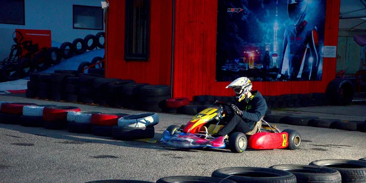 Šlápněte na to: Až 45 minut adrenalinové jízdy v motokáře na vymakané trati