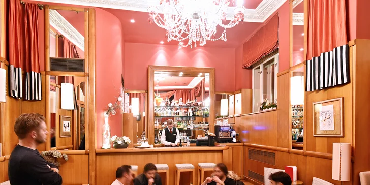 Káva s dezertem dle výběru pro jednoho nebo 2 v hotelové kavárně u Vltavy