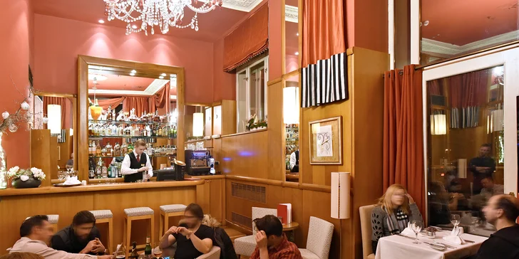 Káva s dezertem dle výběru pro jednoho nebo 2 v hotelové kavárně u Vltavy