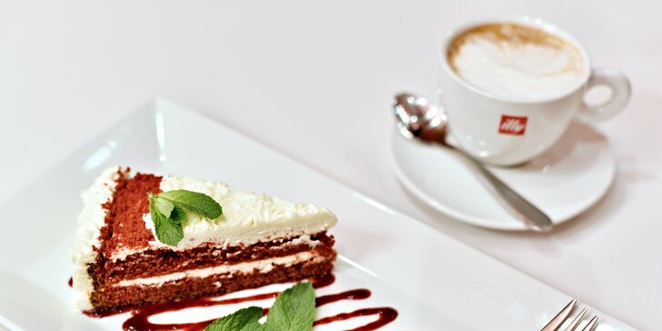 Káva s dezertem dle výběru pro jednoho nebo 2 v hotelové kavárně u Vltavy