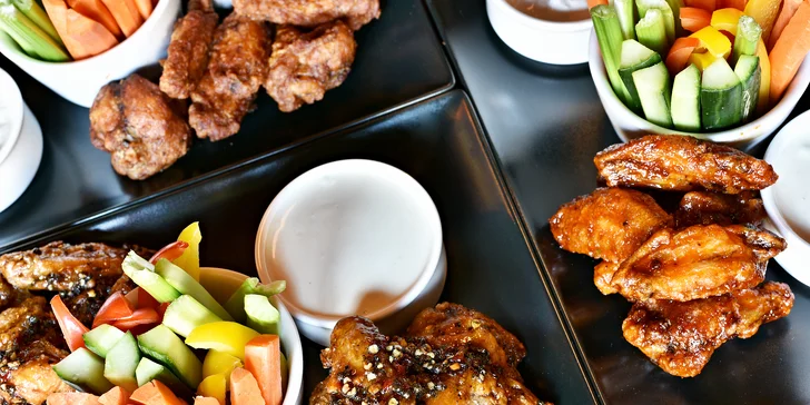 Mango-chilli, sriracha, teriyaki nebo buffalo křidélka se zeleninou a omáčkami