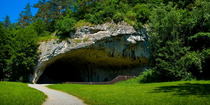 Poznávání přírody Moravského krasu se vstupy do jeskyní i s polopenzí pro dva