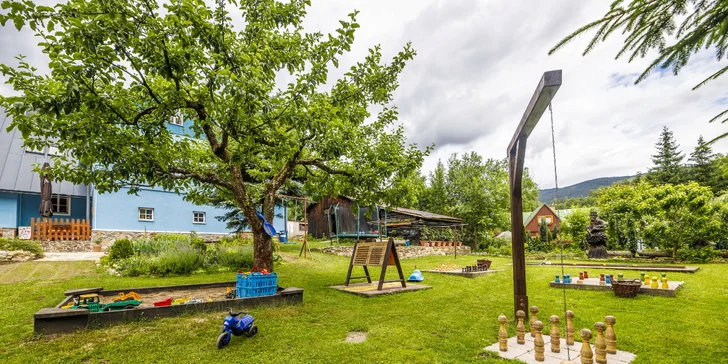 Na zahrádce penzionu se parádně vyhrají hosté školkou a školou povinní: najdou tu trampolínu, pískoviště, minigolf, ruské kuželky, houpačky a prolézačky.