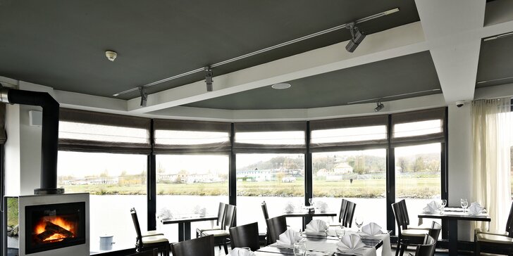5chodové menu na břehu Vltavy: carpaccio, sépiové risotto i kachní stehno