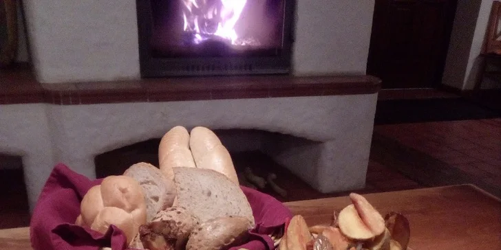Masové prkno pro dva a více jedlíků: žebra, křídla a koleno i s přílohami