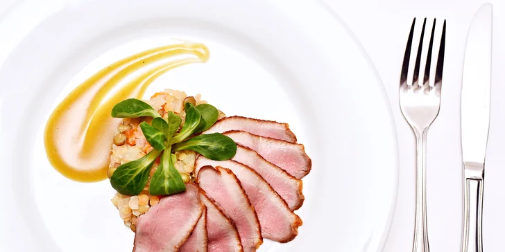 Tříchodové svatomartinské menu U Tří pštrosů pro 2: kachní prsíčka, husí stehno i dezert