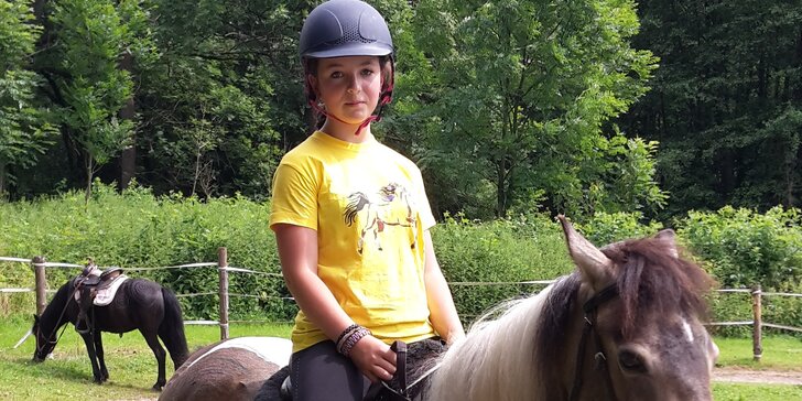 Vydejte se s dětmi za poníky: Péče o koně a hodinová jízda v Kryštofově Údolí