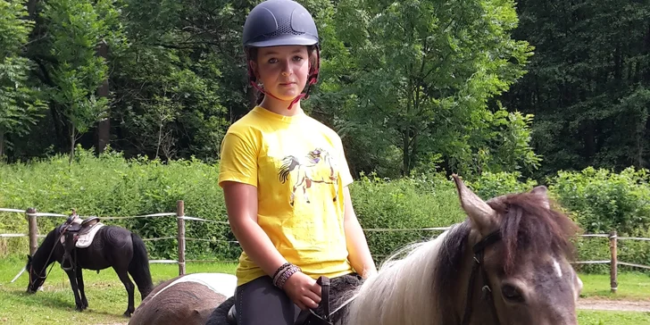 Vydejte se s dětmi za poníky: Péče o koně a hodinová jízda v Kryštofově Údolí