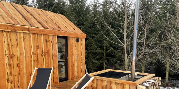 V nabídce jsou termíny do listopadu 2022. Tiny house se fotil jako zbrusu nový v zimě. Ale představte si tu pohodu za teplých letních večerů... 