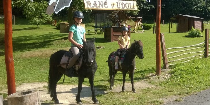 Vydejte se s dětmi za poníky: Péče o koně a hodinová jízda v Kryštofově Údolí