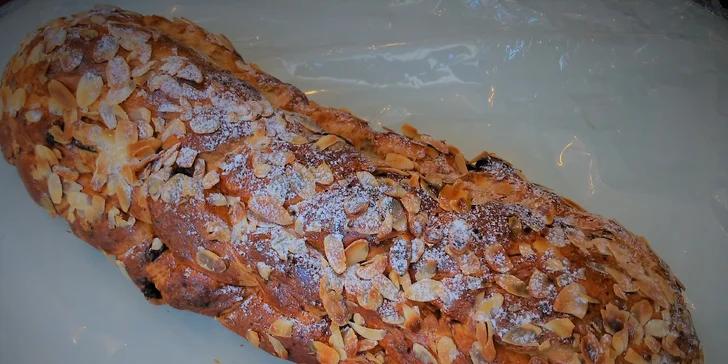 Šťastné a pletené - 1,5 kg domácí vánočky s mandlemi a rozinkami z Kolbaby
