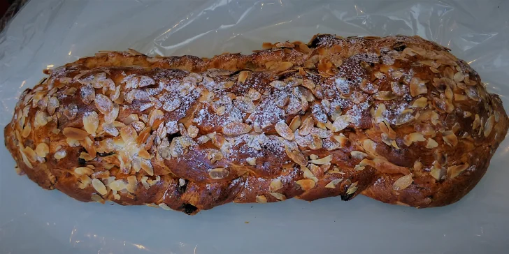 Šťastné a pletené - 1,5 kg domácí vánočky s mandlemi a rozinkami z Kolbaby